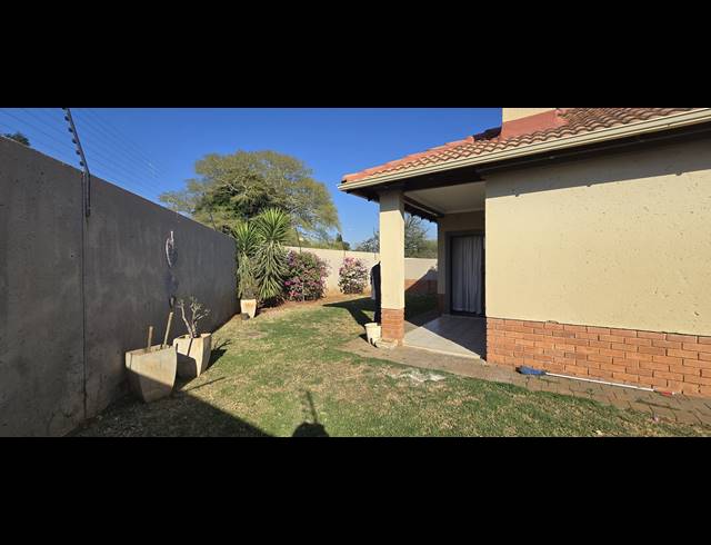 3 BEDROOM FREEHOLD FOR SALE IN SINOVILLE